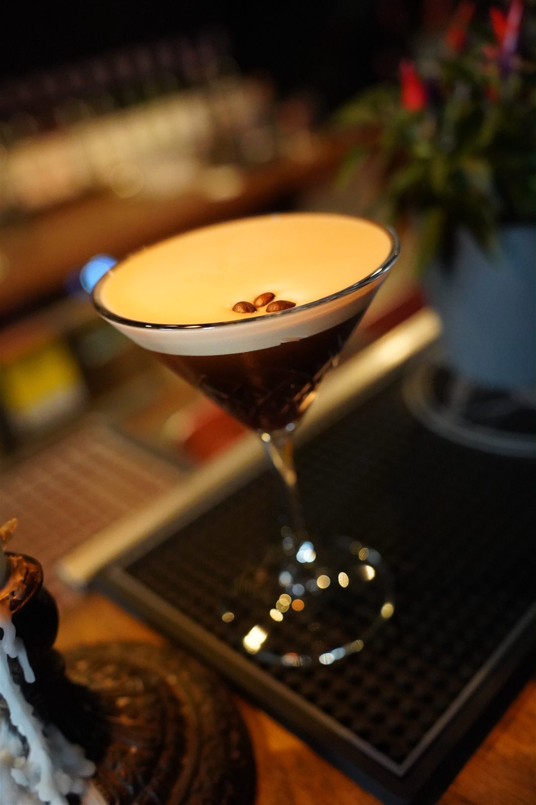 Espresso Martini mit drei Kaffeebohnen auf der Schaumhaube